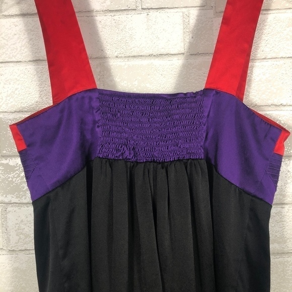 Single Silk Pleated Sleeveless Color Block Top - Picture 4 of 5